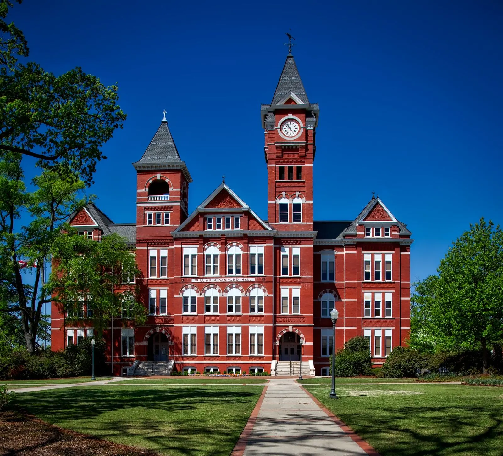 Civic campus building that can join a public-private safety partnership